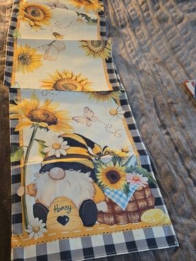 Table Runner Featurin A Nome And Sunflowers